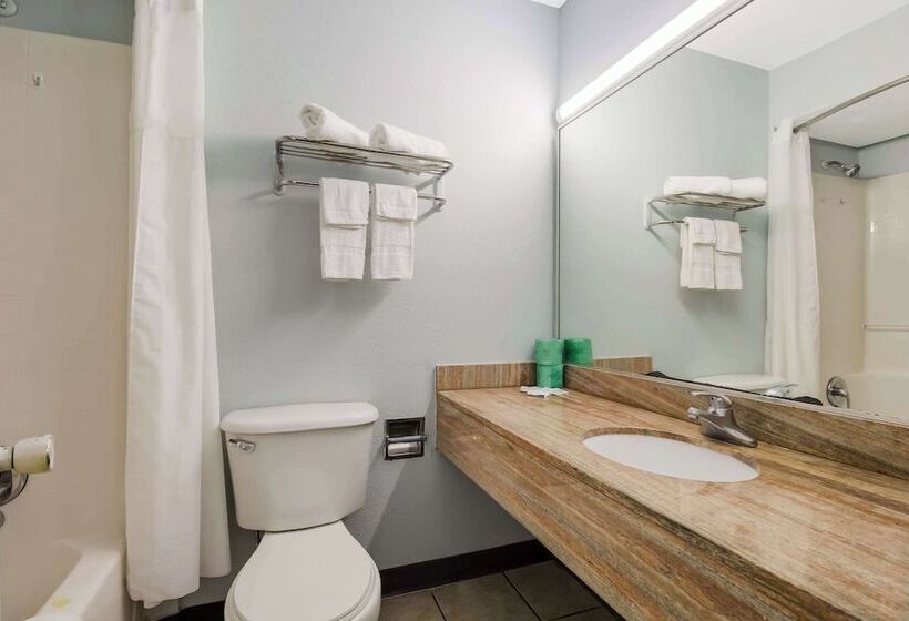 בית מלון כפרי Rodeway Inn Conference Center