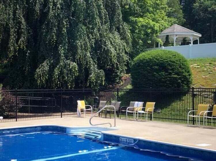 호텔 Publick House Historic Inn And Country Motor Lodge