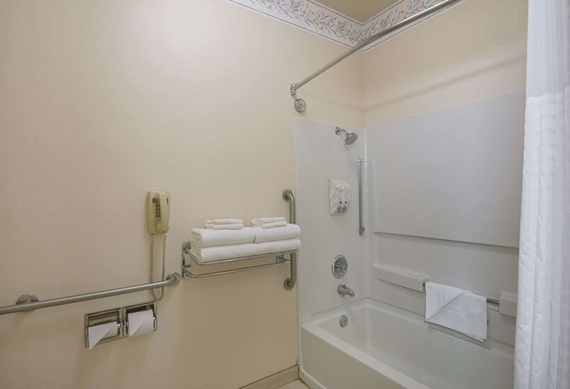 هتل Quality Inn Fresno Yosemite Airport