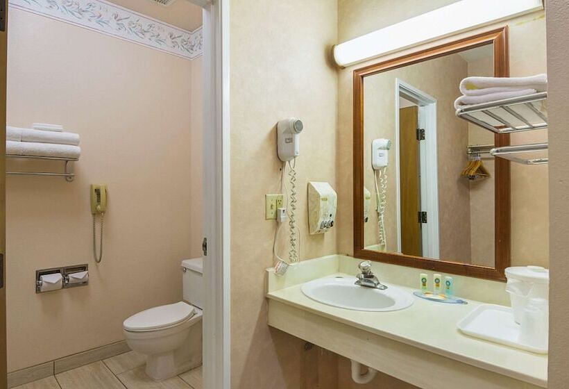 هتل Quality Inn Fresno Yosemite Airport
