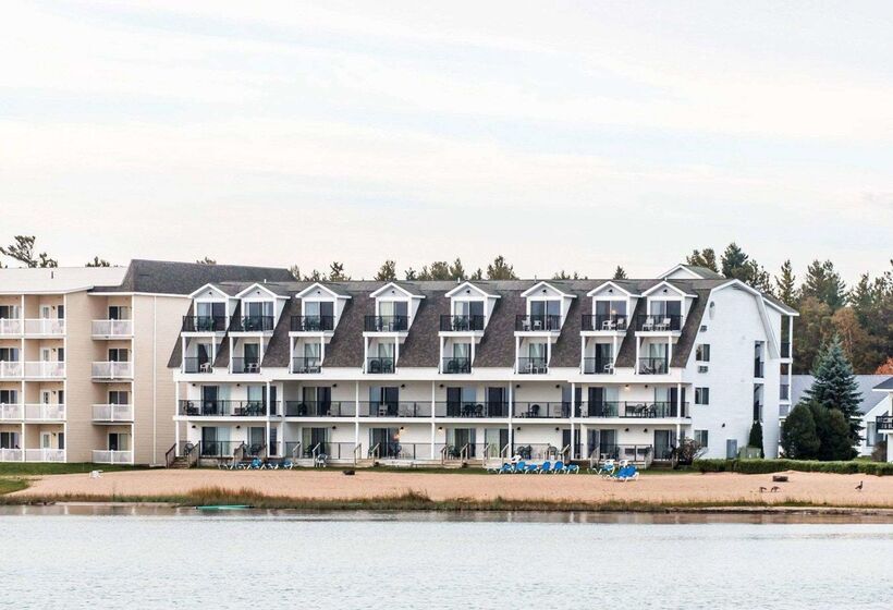 هتل Quality Inn & Suites Beachfront
