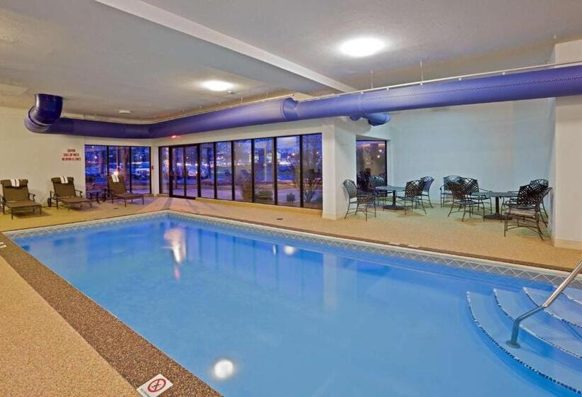 هتل Rl Cleveland Airport West