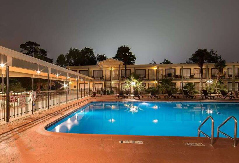 هتل Ramada By Wyndham Houston Intercontinental Airport East