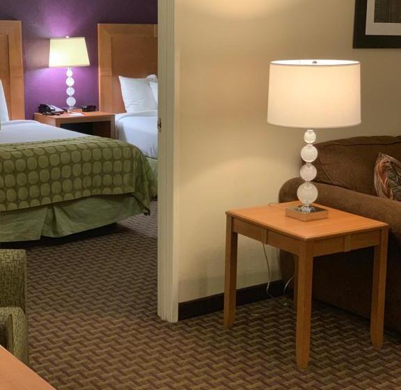 Отель Ramada By Wyndham Marquette