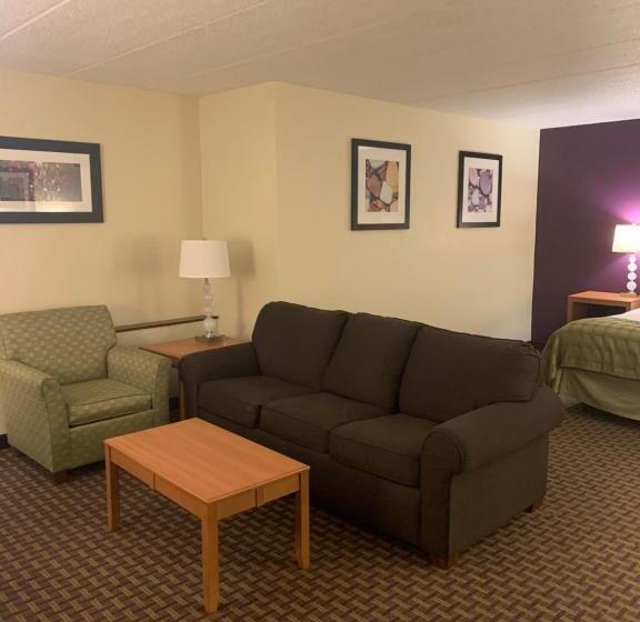 Отель Ramada By Wyndham Marquette