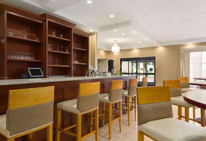 هتل Wyndham Garden Grand Rapids Airport