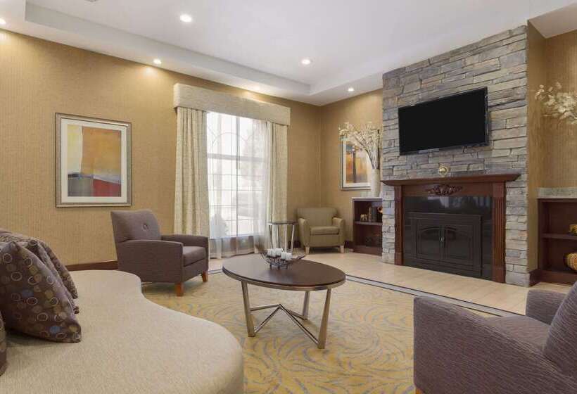هتل Wyndham Garden Grand Rapids Airport