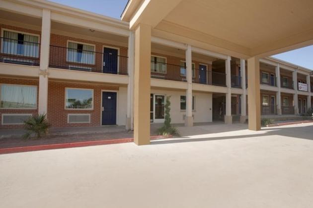 בית מלון כפרי Americas Best Value Inn Waco   Franklin Avenue