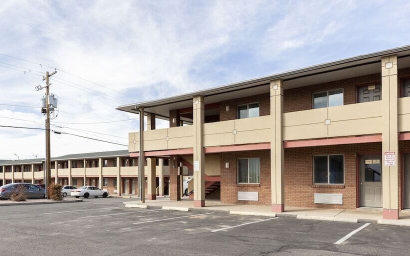 هتل Cedar Valley Inn