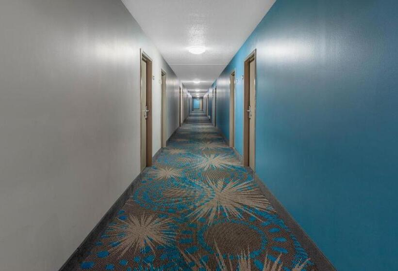 هتل Days Inn By Wyndham Sandusky Cedar Point