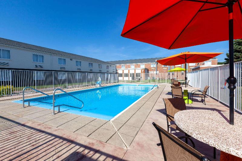 هتل Days Inn By Wyndham Sandusky Cedar Point