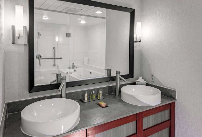 هتل Doubletree By Hilton Omaha Downtown
