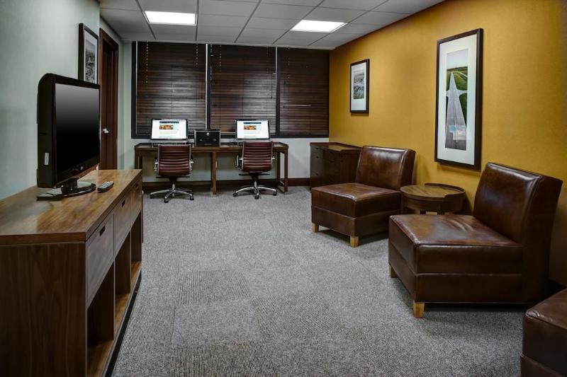 هتل Four Points Huntsville Airport