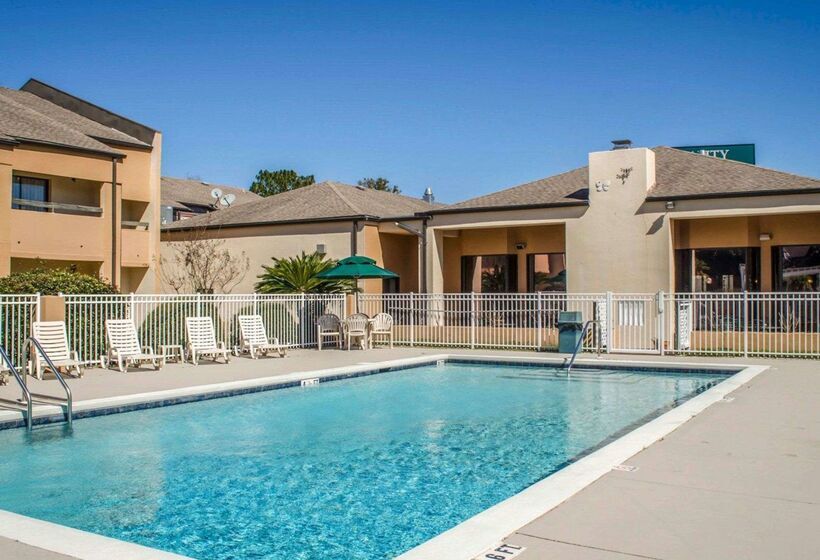 בית מלון כפרי Quality Inn & Suites Pensacola Bayview