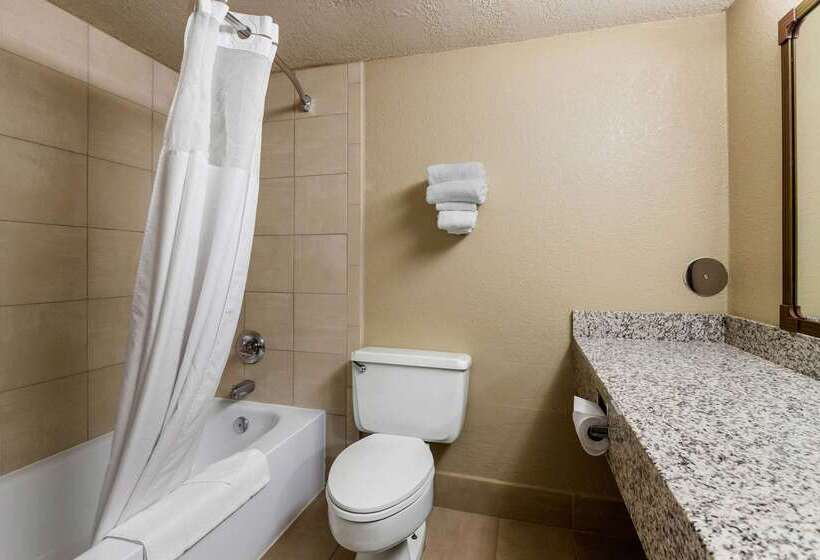 هتل Quality Inn & Suites Des Moines   Merle Hay Road