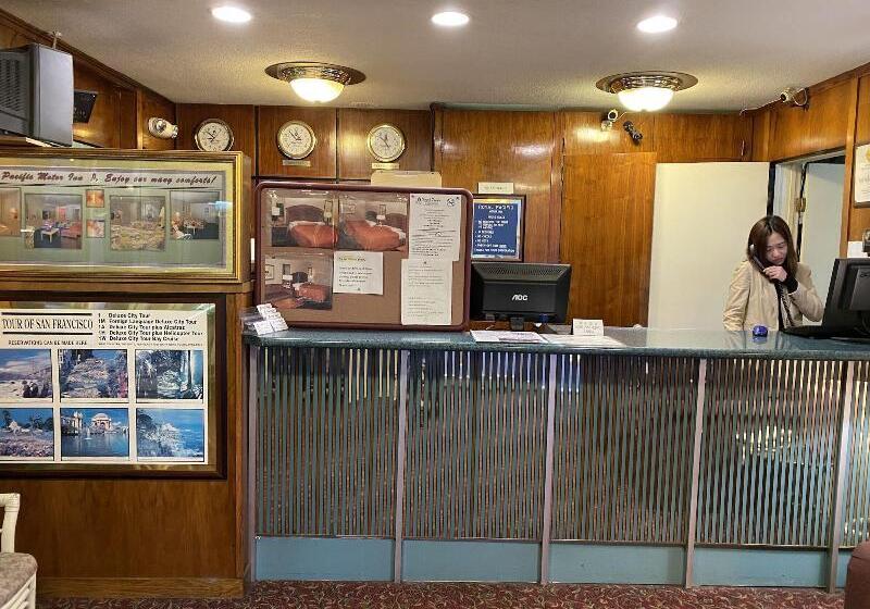 فندق Royal Pacific Motor Inn