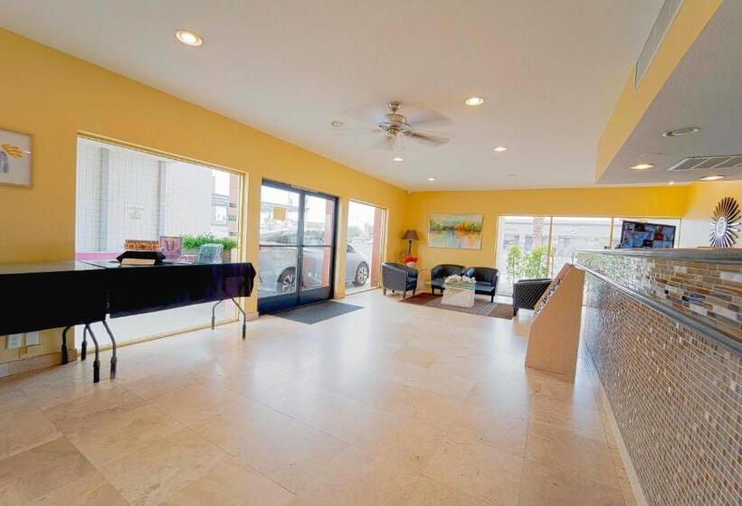 فندق Royal Plaza Inn