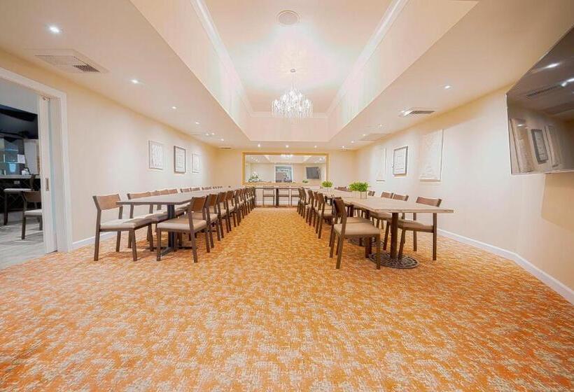 فندق Royal Plaza Inn