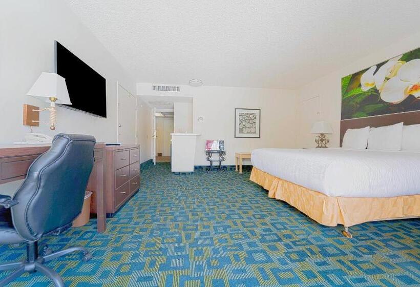 فندق Royal Plaza Inn