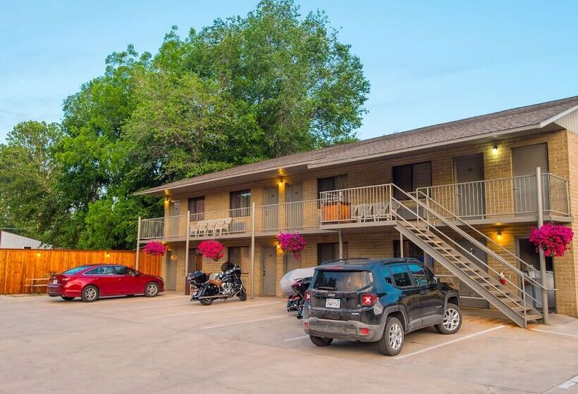 هتل Rustic Inn