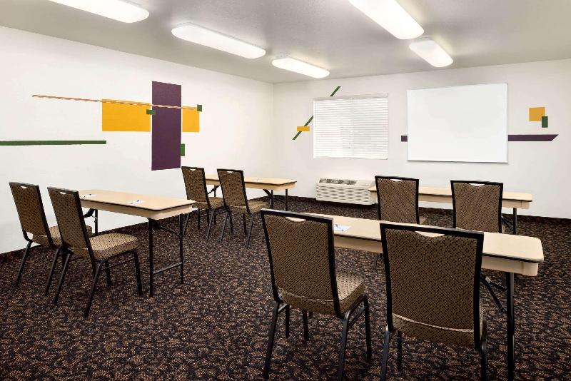Отель Travelodge By Wyndham Clinton Valley West Court