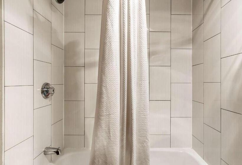 هتل Americinn By Wyndham Grand Rapids Airport North