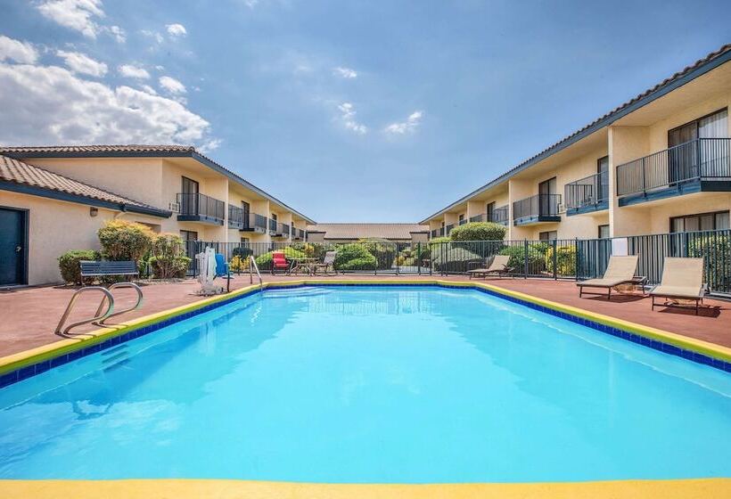 בית מלון כפרי Baymont By Wyndham Tehachapi