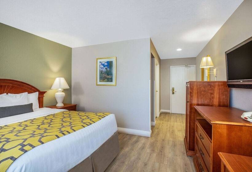 בית מלון כפרי Baymont By Wyndham Tehachapi