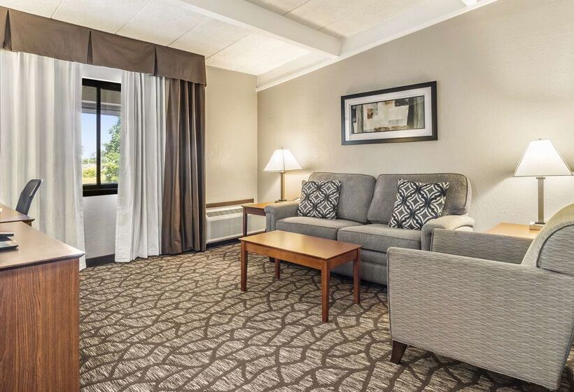 هتل Americinn By Wyndham Grand Rapids Airport North