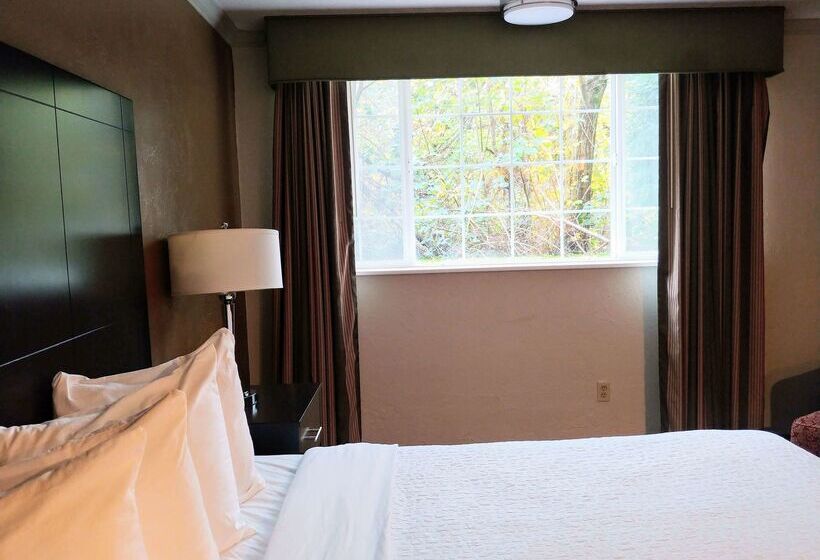 هتل Best Western Plus Parkway Inn