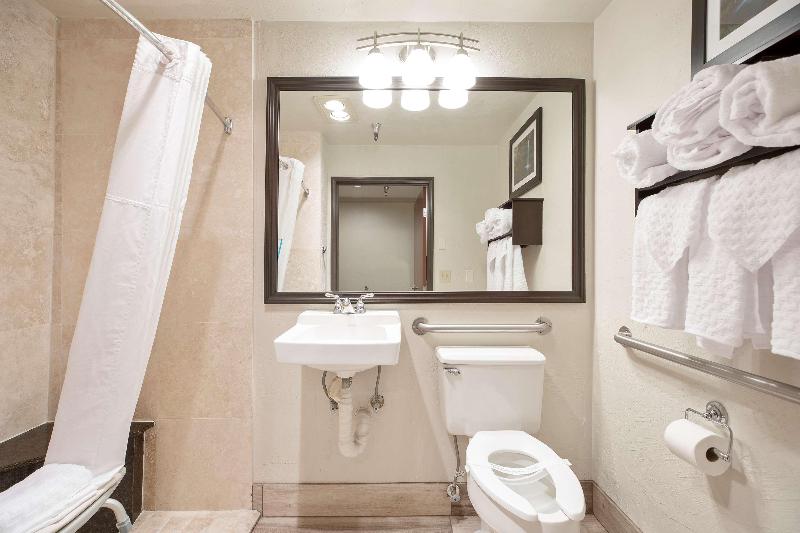 هتل Best Western Plus Parkway Inn