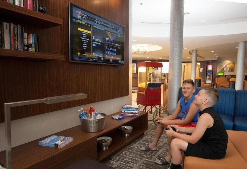 هتل Courtyard By Marriott Canton