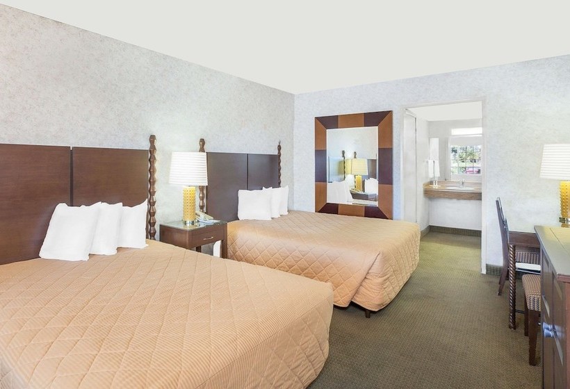 هتل Days Inn By Wyndham Fresno Central