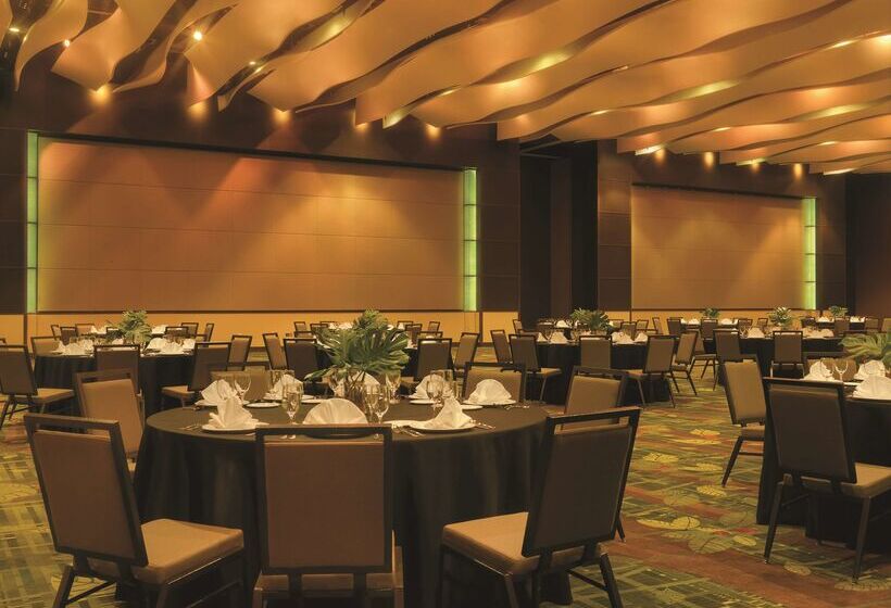 هتل Doubletree By Hilton  Cedar Rapids Convention Complex