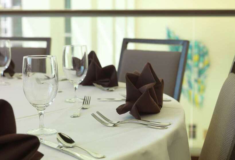 هتل Doubletree By Hilton  Cedar Rapids Convention Complex