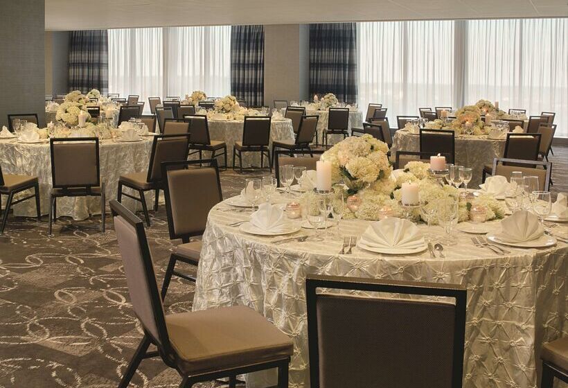 هتل Doubletree By Hilton  Cedar Rapids Convention Complex