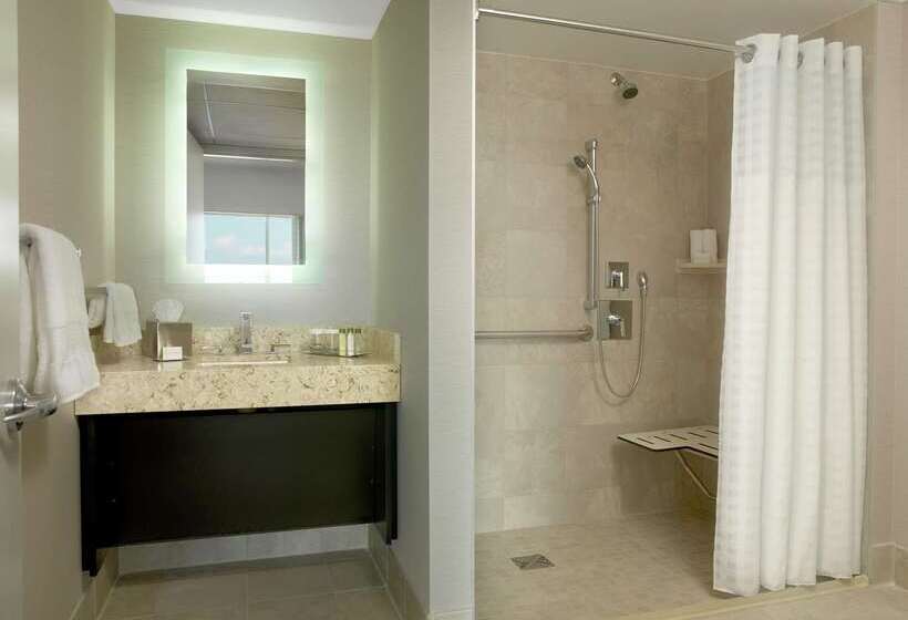 هتل Doubletree By Hilton  Cedar Rapids Convention Complex