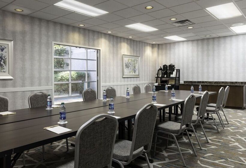 هتل Doubletree By Hilton Birmingham Perimeter Park