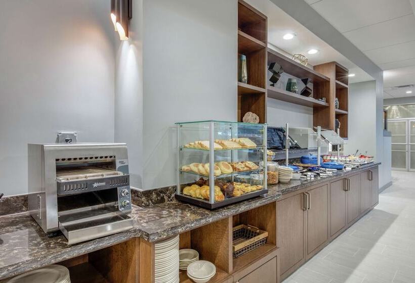 هتل Doubletree By Hilton Birmingham Perimeter Park