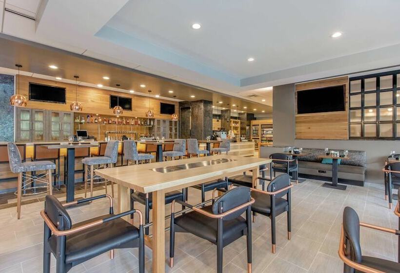 هتل Doubletree By Hilton Birmingham Perimeter Park