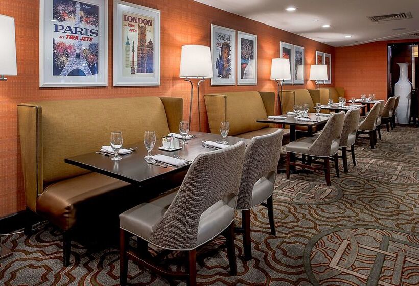 هتل Hilton St. Louis Airport