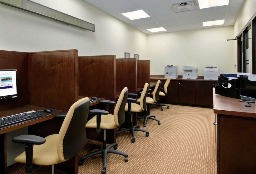 هتل Hilton St. Louis Airport