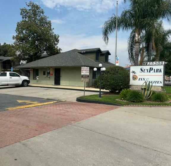 בית מלון כפרי Sunpark Inn & Suites