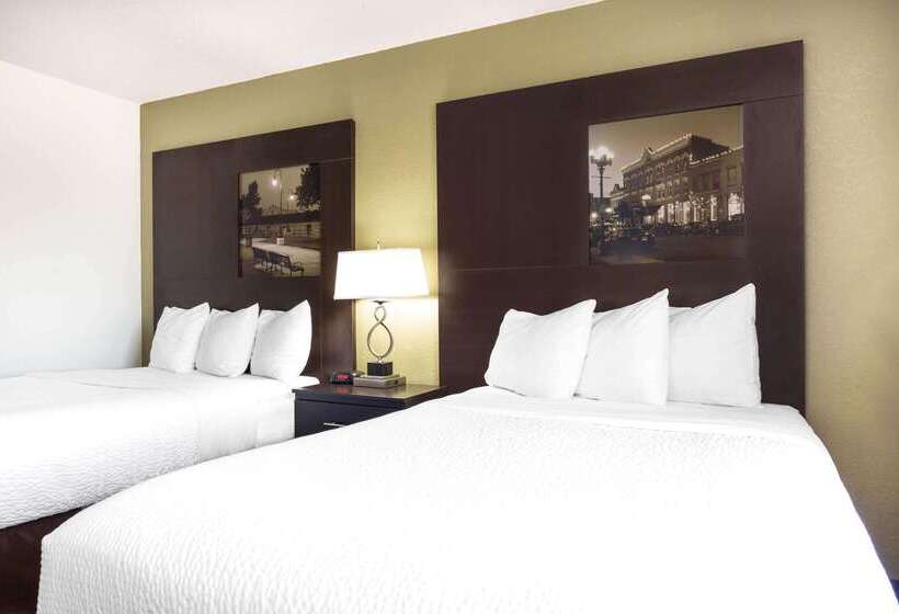 هتل Super 8 By Wyndham La Crosse