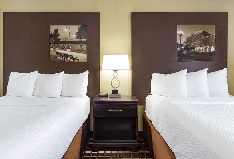 هتل Super 8 By Wyndham La Crosse