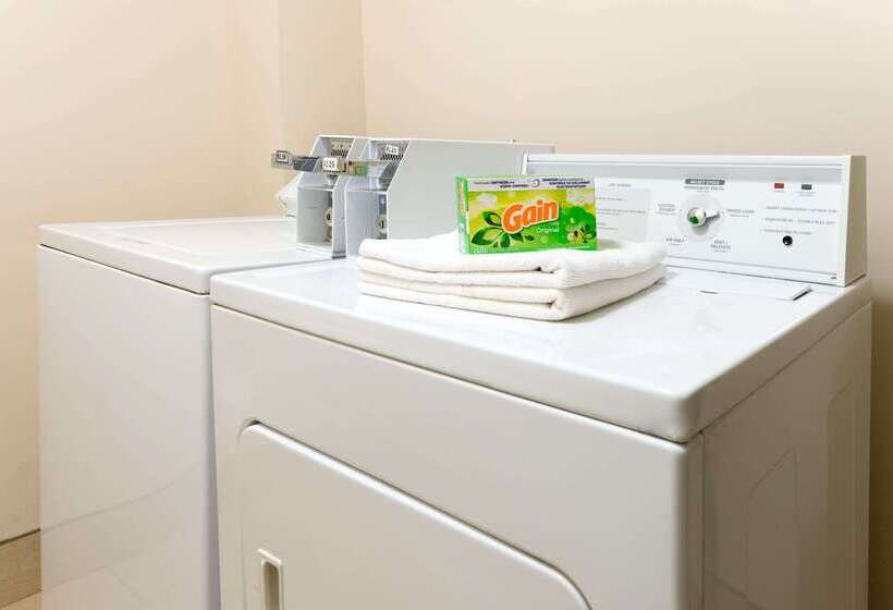 هتل Super 8 By Wyndham Springfield East