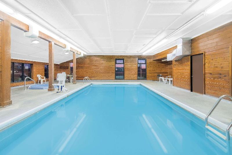 فندق Super 8 By Wyndham Watertown