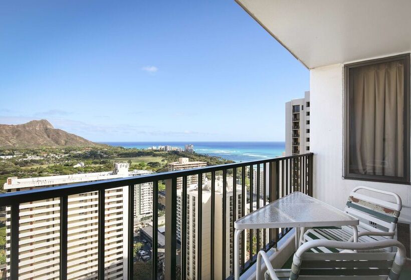 בית מלון כפרי Aston At The Waikiki Banyan