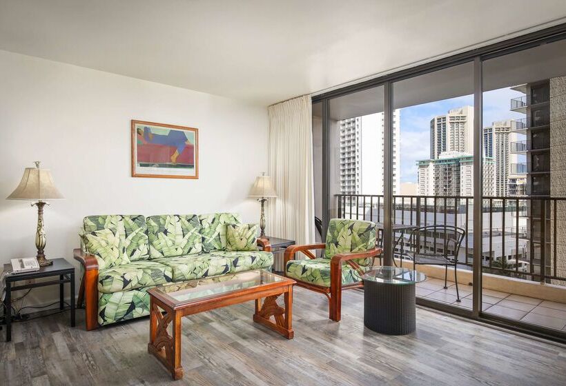 בית מלון כפרי Aston At The Waikiki Banyan