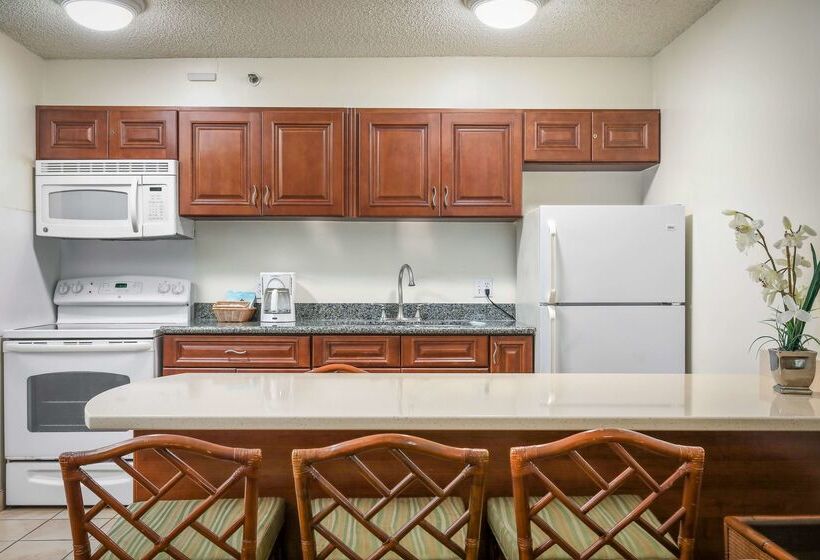 בית מלון כפרי Aston At The Waikiki Banyan